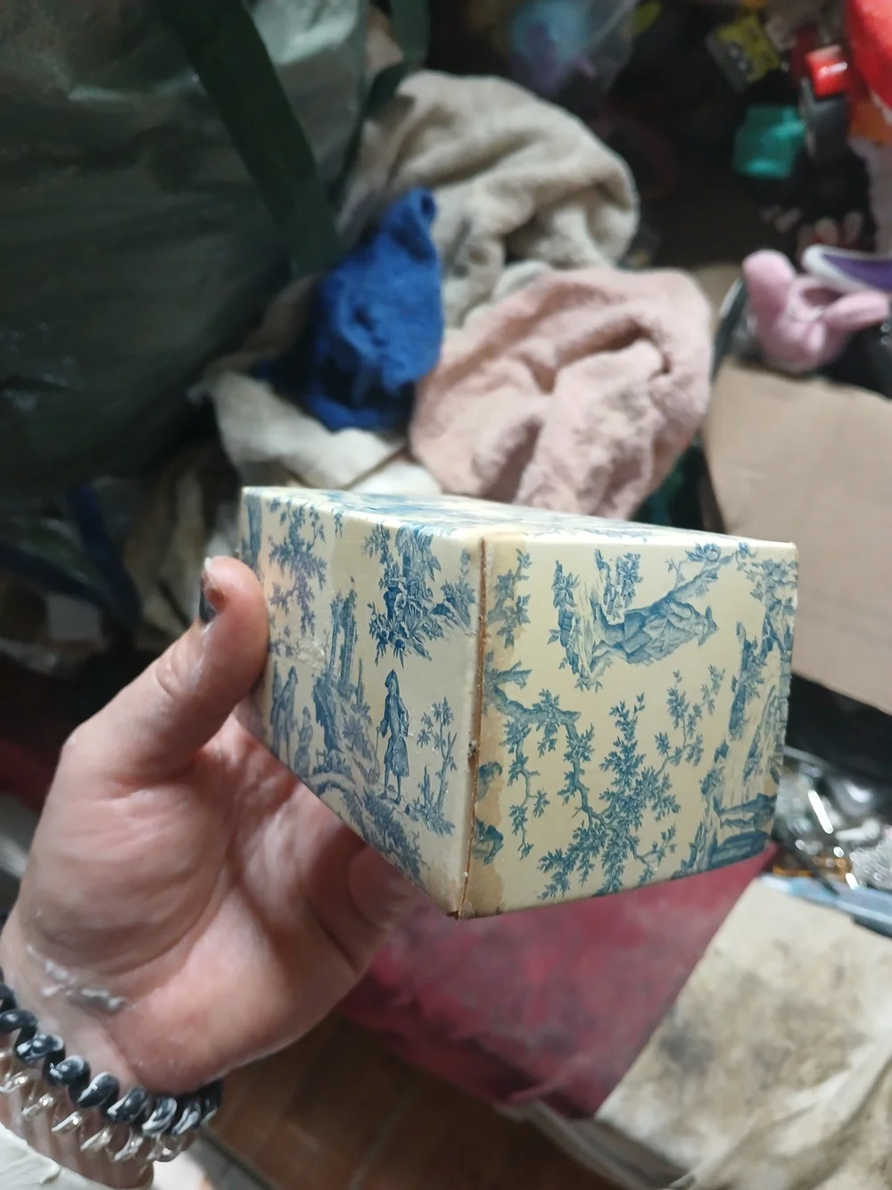 blue and white Toile de Jouy (or Chinoiserie-influenced pastoral) 4.5